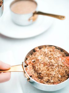 Rhubarb, strawberry & ginger crumble in gold pans